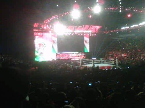 La bandera de México en el Titantron - RAW en el Palacio de los Deportes (15.10.11) / Twitter.com/xucoatl