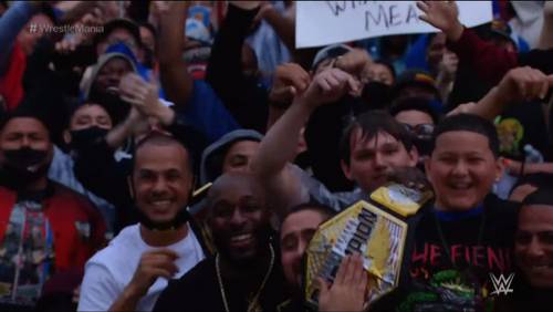 Fanáticos asistiendo a WrestleMania 37 en Tampa