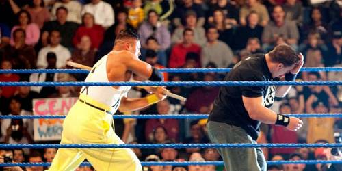 Jesús atacando a John Cena en un show de WWE