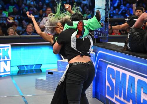 Zelina Vega ataca a Rhea Ripley en SmackDown