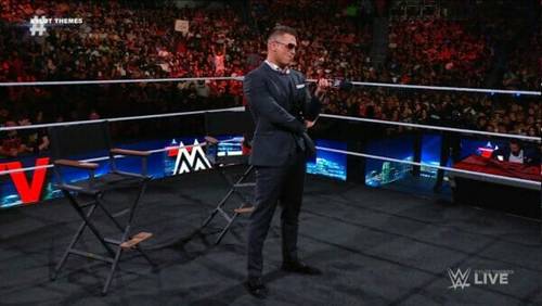 Un hombre de traje observando un evento de WWE RAW el 4 de septiembre de 2023.