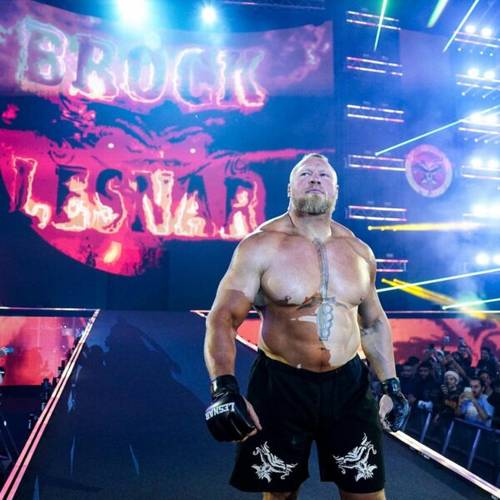 Brock Lesnar entrando a una lucha en WWE