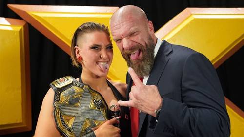 Triple H junto a Rhea Ripley en WWE NXT