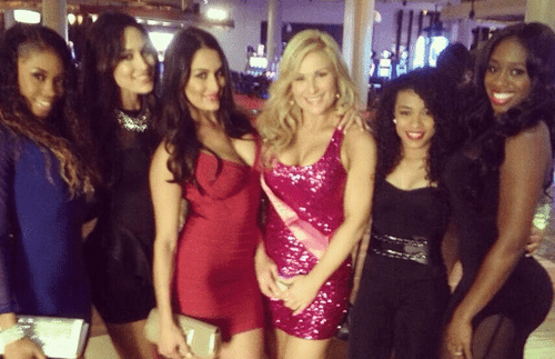 Total Divas en Las Vegas // Imagen por Twitter @nicoleandbri