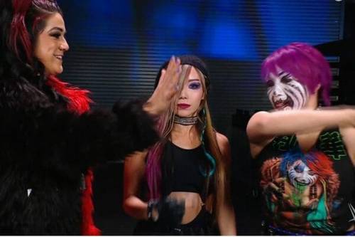 Superluchas - Asuka, con la ayuda de Bayley, derrotó a Charlotte Flair para ganar el Campeonato Femenino de la WWE.