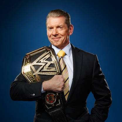 Vince McMahon con el Campeonato WWE en su diseño de 2015 - WWE