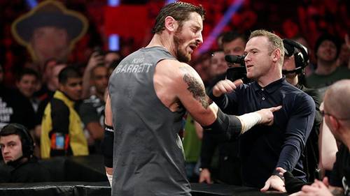Wayne Rooney abofetea a King Barrett en las grabaciones de WWE RAW (09/11/2015 - Manchester, Inglaterra) / WWE.com