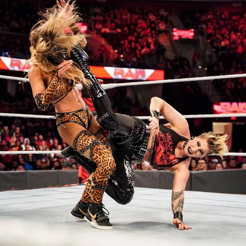 Rhea Ripley golpeando a Carmella en WWE Raw
