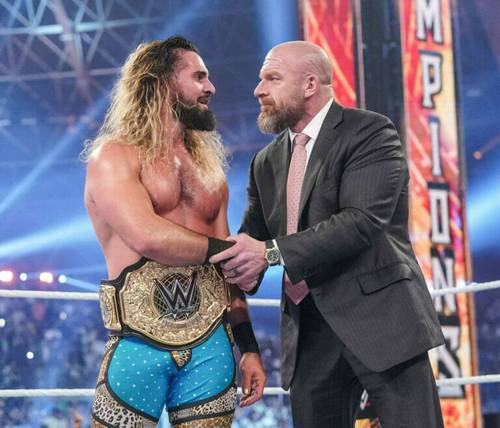 Dos luchadores dándose la mano en un ring de lucha libre durante El momento más frustrante de la carrera de Seth Rollins.