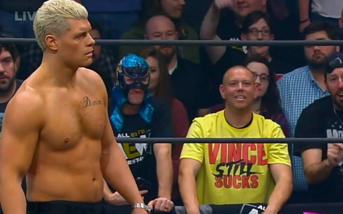 Cody Rhodes y un Fan con la camiseta de Vince Still Sucks en el episodio de AEW Dynamite del 5 de febrero de 2020 - AEW