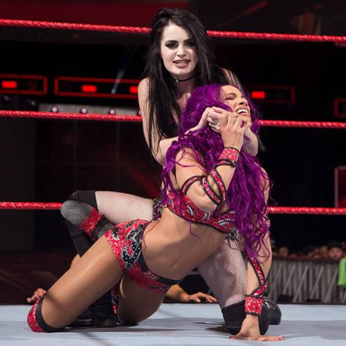 Saraya como Paige y Sasha Banks en WWE WWE