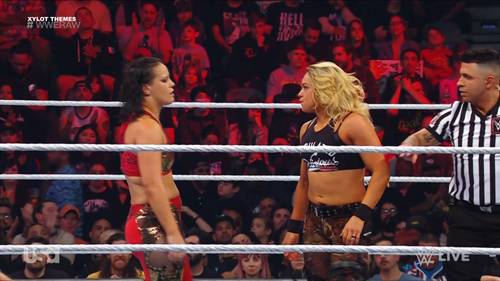 Superluchas - Dos mujeres en un ring de lucha libre de WWE RAW hablando con un árbitro en enero de 2024.