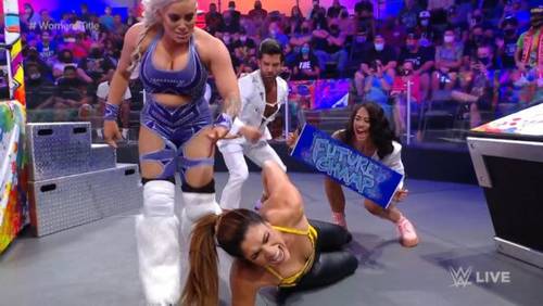 Franky Monet golpea a Raquel González con Robert Stone y Jessi Kamea de fondo en NXT 2.0 (28/09/2021) / WWE