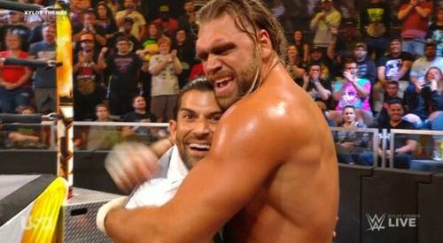 Superluchas - Dos luchadores abrazándose frente a una multitud apasionada en un evento de WWE NXT el 7 de noviembre de 2023.