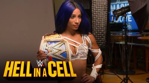Sasha Banks posando con el Campeonato Femenil SmackDown tras Hell in a Cell 2020 - WWE