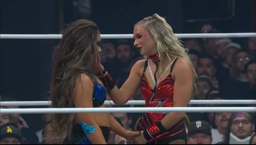 Superluchas - Dos mujeres en un ring de lucha libre conversando durante AEW FULL GEAR 2023.