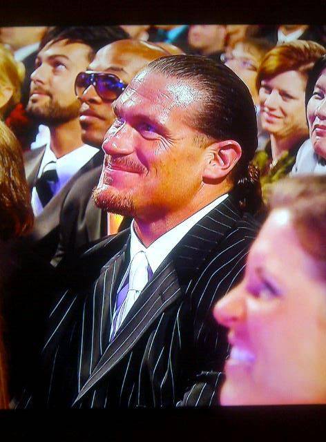 Rhyno ríe con el divertido discurso de Edge en el WWE Hall of Fame Class 2012 (31.3.12) / Facebook.com/WWE
