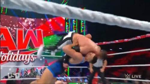 Superluchas - 3x3: Un luchador está en el ring con otro luchador durante el WWE RAW del 18 de diciembre de 2023.