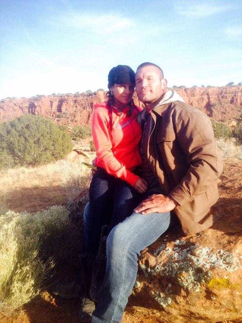 Randy Orton junto a su novia Kim Marie en el desierto de New Mexico durante el rodaje de The Condemned 2 / Twitter.com/KimKIro