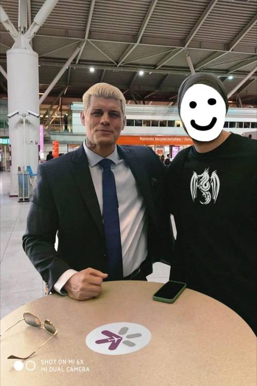 Cody Rhodes y un fan en el Aeropuerto de Warsaw, Varsovia, Polonia (18/02/2022)