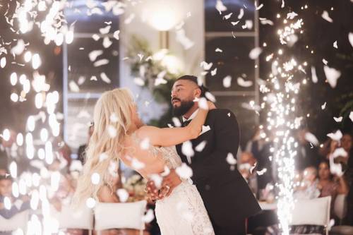 Charlotte Flair y Andrade bailando durante su boda
