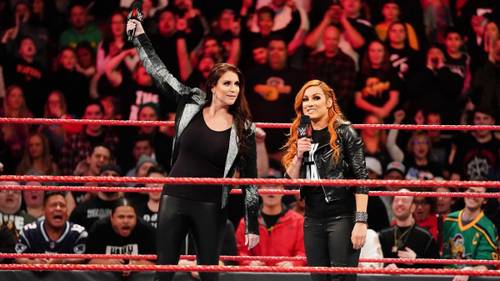 Stephanie McMahon y Becky Lynch en WWE Monday Night Raw (04/02/2019) / WWE