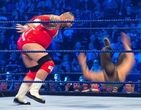 Brodus Clay aplicando un cabezaso/ Photo by Ed Webster - Wikipedia.org