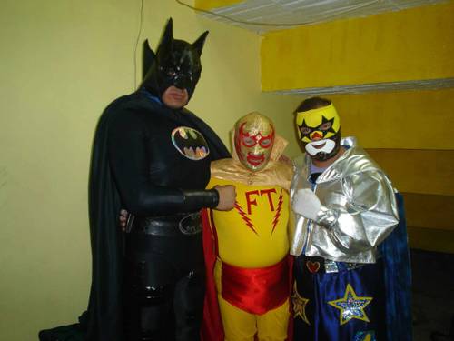 Batman, el legendario cura luchador Fray Tormenta y Súper Muñeco / Foto de Teddy Baños