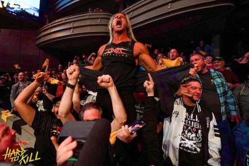 Superluchas - Ryan Nemeth, un luchador de la WWE, sostiene a un fan frente a una multitud.