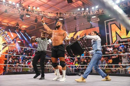 Superluchas - El Sr. Stone, un luchador de la WWE, está en el ring junto a un árbitro, mostrando su poder y presencia.