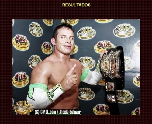 Volador Jr. tras conquistar el Campeonato Mundial Histórico NWA de Peso Welter / Arena México - 19 de noviembre de 2013 / Captura de pantalla por Dement X-treMEX 187 - cmll.com