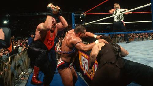 Superluchas - Mick Foley recuerda su lucha con Vader en WCW Halloween Havoc 1993, donde dos luchadores pelearon en un ring de lucha libre.