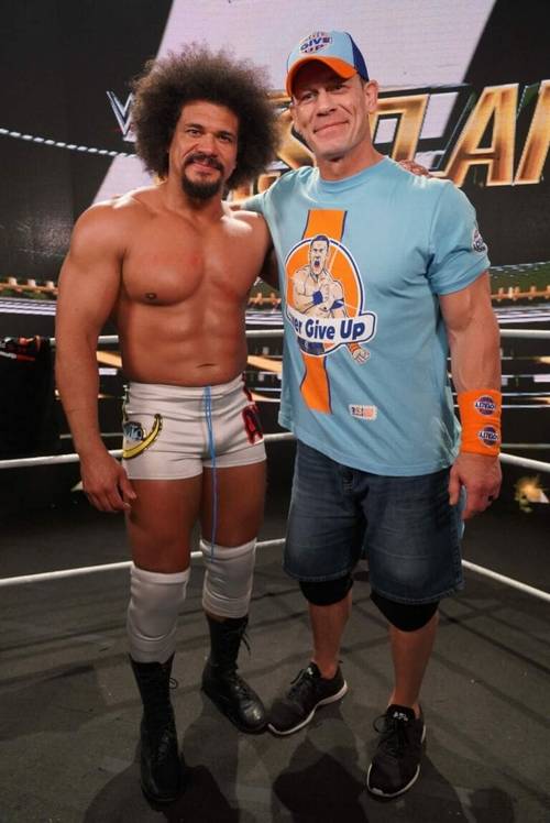 Superluchas - Carlito y John Cena uno al lado del otro en un ring de lucha libre durante el debut de Carlito en la WWE.