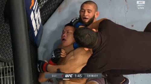 UFC 267: Khamzat Chimaev gana sin recibir un solo golpe