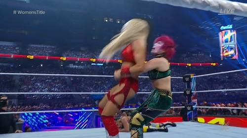Dos mujeres luchando en un ring de lucha libre durante WWE SUMMERSLAM 2023.