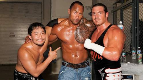 Superluchas - Tres luchadores posando para una foto, Rhyno recuerda la falta de aliento de The Rock.