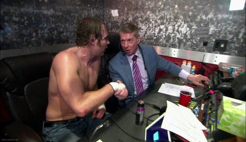 Jon Moxley como Dean Ambrose, junto a Vince McMahon - WWE