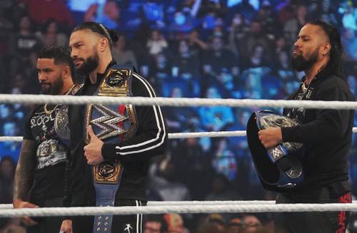 Roman Reigns y The Usos - WWE SmackDown