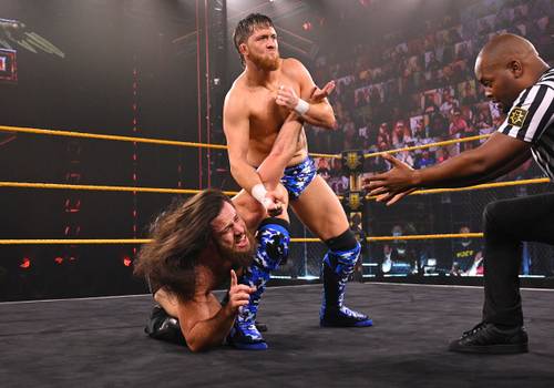Kyle O'Reilly somete a Cameron Grimes en NXT