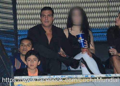 Alberto del Río y Paige en la Arena Naucalpan, lugar de la pelea con Rafy de Las Tortugas Ninja (11/12/2016) / Facebook.com/LuchaMundial