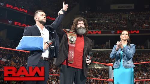 Finn Bálor deja vacante el WWE Universal Championship en WWE Monday Night Raw (22/08/2016) / YouTube.com/WWE