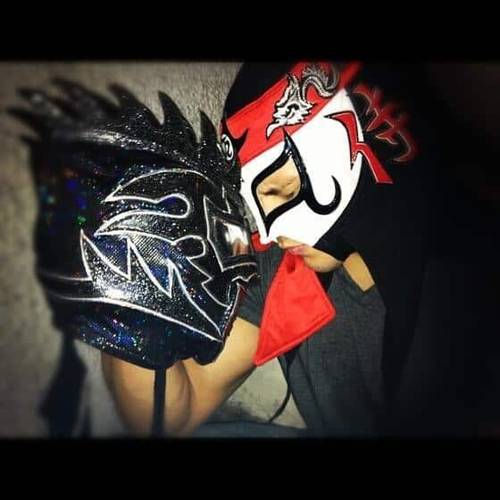 Octagón Jr., tras ser presentado por Octagón con su máscara de Samuray del Sol / Arena Naucalapn - 15 de nov. de 2012 / Imagen by Lucha_Libre_AAA en Twitter