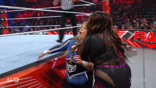 Superluchas - Dos mujeres luchando en un ring con un árbitro durante WWE RAW.