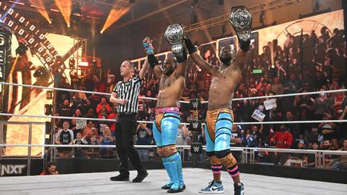 Xavier Woods y Kofi Kingston como Campeones de Parejas NXT