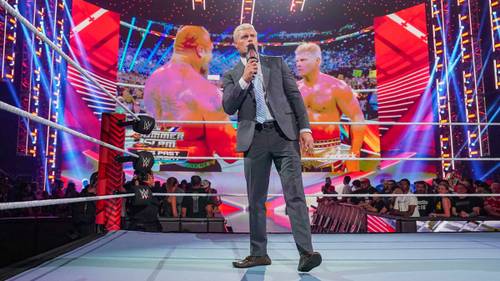Un hombre de traje parado frente a un ring de la WWE, Cody Rhodes vuelve a la senda contra Roman Reigns: &quote;Es mi mayor obstáculo&quote;.