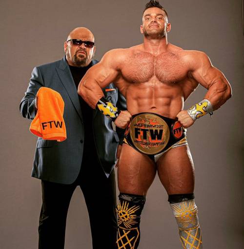 Taz y Brian Cage con el Campeonato FTW en AEW - AEW