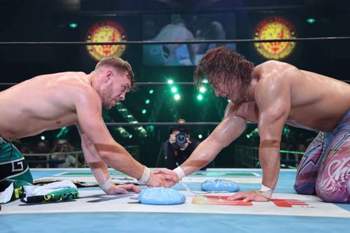 Superluchas - Dos luchadores, Will Ospreay y su 2023, están luchando en un ring.