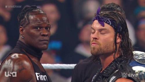Superluchas - Dos luchadores mostrando sus habilidades en un emocionante combate de WWE RAW.