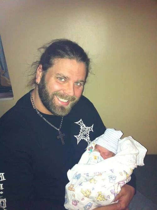 James Storm junto a su hijo Mason Janes (20.1.12) / Twitter.com/Cowboy_J_Storm