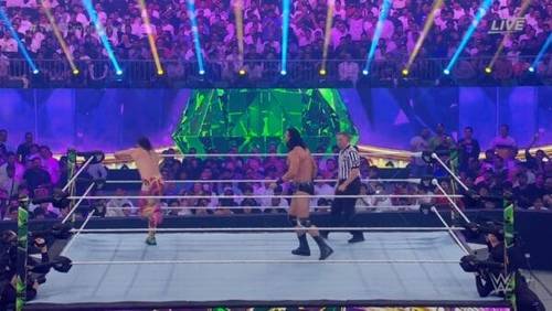 Superluchas - Dos luchadores en un ring mostrando sus habilidades en WWE CROWN JEWEL 2023.